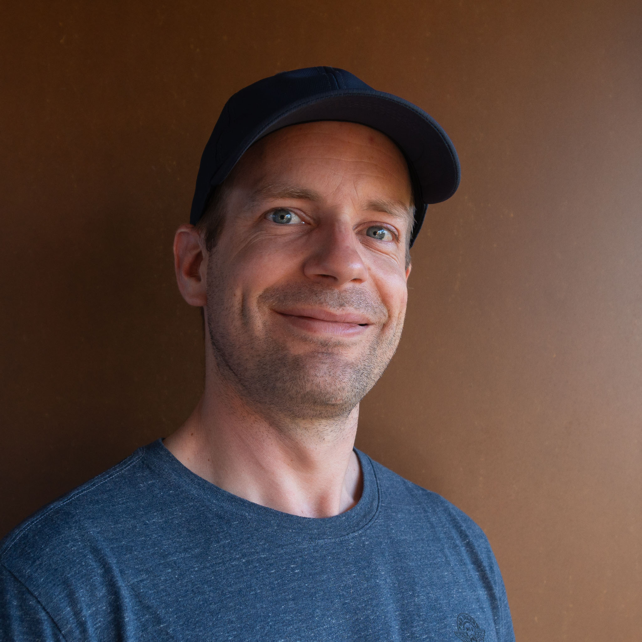 Portraitfoto von Adrian Hirschi